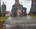 Bild: fz
Bürgermeister Karlheinz Budnik und Hauptmann Patrick Pecher legen bei der Gedenkfeier zum Volkstrauertag in Neuhaus einen Kranz nieder.