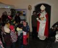 Bild: mrr
Der heilige Nikolaus erkundigte sich, ob die Riedener Kindergartenkinder anständig gewesen sind. Pfarrer Slawomir Niemczewski (mit Mikro) sorgte für die richtige Lautstärke.