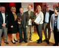 Bild: mfh
Langjährige Mitglieder werden von Mandatsträgern in die Mitte genommen: Von links Fraktionsvorsitzender Joachim Bender), Ortsvereinsvorsitzende Bettina Moser, Gerd Geismann (60 Jahre Mitglied); Helmut Wiesend (40), Heike Graf (25), Erster Bürgermeister Michael Göth sowie Dritte Bürgermeisterin Michael Hildegard Geismann.