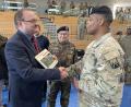 Bild: Krones
Bürgermeister Uwe König (links) mit Command Sergeant Major Donald C. Glover.