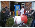 Bild: usc
Bereits zum 30. Mal findet heuer der Christbaummarkt des Lions-Clubs Amberg-Sulzbach statt. Es werden frischgeschlagene Bäume aus der Oberpfalz angeboten. Wie immer ist auch der Nikolaus unterwegs, der an die Kindern süße Geschenke verteilt.