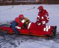 Bild: u
Ein Helfer der Hirschauer Wasserwacht arbeitet sich bei einer Übung mit einem Eisrettungsschlitten an die Einbruchstelle im Mühlweiher vor und befreit das Opfer aus seiner bedrohlichen Lage.