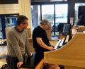 Bild: Josef Schönhammer/exb
Orgelbauer Oliver Schmidt und Musiklehrer Ludwig Schmitt beim Aufbau der Orgel in der Aula des Regental-Gymnasiums.