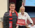 Bild: Hofmann/exb
Bernd Hofmann (rechts) übergibt an Thomas Bodensteiner aus Moosbach, das 6050. Mitglied des Fanclubs, die Urkunde und einen Gutschein für eine Fahrt in die Allianz-Arena.