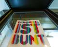 Bild: Nicolas Armer/dpa/Archivbild
An einer Fensterfront eines Geschäftes ist ein Plakat mit der Aufschrift "Wunsiedel ist bunt" angebracht.