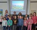 Bild: SFZ Immenreuth/exb
Für eine Lesung waren Autorin Christa Vogl und Illustratorin Elham Howeizi (hinten, Mitte, von links) zu den Mädchen und Jungs der ersten beiden Jahrgangsstufen gekommen.