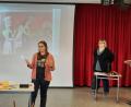 Bild: Stiftland-Gymnasium Tirschenreuth/exb
Susanne Lehner (links) und Gabi Schicker gaben einen Einblick in den Hospizdienst.
