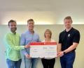 Bild: RT 49 Weiden/exb
RT49-Vizepräsident Markus Rechl, Schatzmeister Florian Groche (von links) und Endres Bielefeldt (rechts) überreichen einen Scheck in Höhe von 2500 Euro an Susanne Wagner vom Hospiz St. Felix.