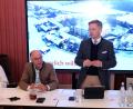 Bild: do
Vor dem Hintergrund des verschneiten Klosterareals übermittelt Vorsitzender Tobias Reiß, eingerahmt von Prior Pater Adrian Kugler, Bürgermeister Albert Nickl und Elisabeth Fichtner, Geschäftsführerin der Begegnungsstätte, gute Nachrichten über die Zukunft des Klosters als Hightech-Abtei.