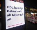 Bild: Bodo Marks/dpa
Der bevorstehende Streik der Gewerkschaft GDL wird auf einer Werbetafel vor einem Bahnhof angezeigt.