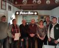 Bild: kki
Den Siegern des Turniers Erwin Hirmer, Josef Ermer und Georg Forster gratulieren Ehrenmitglied Hans Eckl, Wirtin Christine Würth und die Präsidenten Michael Kick und Michael Meiler (von links).