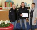 Bild: lep
Tanja (links) und Robert Seemann (Mitte) von der Firma Seemann Metalltechnik zeigen ein Herz für das Kinderhaus. An die Leiterin Daniela Dimler (rechts) übergeben sie eine Spende in Höhe von 1500 Euro.
