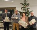 Bild: Lischka/exb
Marianne Wolf und Stiftungsbeirat Heiner Sauren überreichen die Geschenke an Landrat Thomas Ebeling und den Leiter des Kreisjugendamtes, Martin Rothut.
