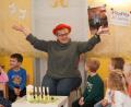 Bild: fvo
Seit 20 Jahren unterrichtet die Waidhauserin Kornelia Kraus im Waldthurner Kindergarten das Fach "Musikalische Früherziehung". Die Waldthurner Mädchen und Buben feiern das Jubiläum und gleichzeitig gratulieren sie ihrer Musiklehrerin zum Geburtstag.