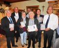 Bild: whü
Heimatforscher Werner Veigl (Dritter von rechts), SK-Vorsitzender Roland Veigl, Bürgermeister Christian Porsch, BSB-Kreisverbandsvorsitzender Kemnath Thomas Semba, Pfarrerin Friederike Steiner, Volksbund-Geschäftsführer Robert Fischer und BSB-Kreisverbandsvorsitzender Bayreuth-Land/Ebermannstadt Dr. Klaus-Dieter Nitzsche (von rechts) stellten das neue Buch vor.