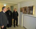 Bild: adj
Sehen sich bei der Eröffnung der Ausstellung die Werke gemeinsam an: Direktor Manfred Strigl, Robert Rapljenovic und Hans Bräuer (von links).