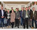 Bild: Rosi Dirmeier/exb
Schützengau und Bürgermeister sprechen der Vorstandschaft ihr Kompliment aus: Im Bild (vorne von rechts) Gauschützenmeister Norbert Nietfeld, Schützenmeister Robert Heller, Siegfried Breu, Dominik Meier, Ines Breu, Brigitte 
Reiml, Bürgermeister Maximilian Beer, (hintere Reihe von rechts) Thomas Armer, Christoph Armer, Albert Armer, Georg Dirmeier und Simone Dirmeier.