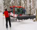 Bild: bsc
Bereits viermal befuhr Heiner Denz (auf dem Loipenspurgerät) in den zurückliegenden Tagen mit dem Pisten-Bully das Loipennetz im Steinwald und legte frische Spuren in den Schnee.