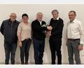 Bild: fvo
Ein herzliches "Vergelt`s Gott" sagen Pfarrer Norbert Götz sagt in Beisein von PGR-Sprecherin Birgit Bergmann und den beiden Kirchenpflegern Max Kick (links) und Georg Wittmann (rechts) zu Diakon Janusz Szubartowicz (Mitte) für seine Dienst in der Pfarrei St. Sebastian Waldthurn.