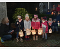 Bild: Kerstin Mois/exb
Erzieherin Alexandra Hansbauer mit den Kindern bei der Martinsfeier.