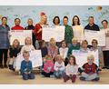 Bild: gru
Die Verantwortlichen des Basars mit der Kindergartenleitung und einigen Kindern des Kindergartens, die sich über die fünf Schecks und deren Verwendung freuen.