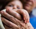 Symbolbild: Christoph Soeder/dpa
Die Oma des eineinhalbjährigen Jungen und des zwölfjährigen Buben kümmert sich um die beiden Kinder, während Mama Steffi Dötsch im Klinikum behandelt wird.