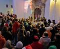 Bild: Kunz
Dicht gedrängt standen die Mitwirkenden des Passanten-Chors vor dem Portal der Michaelskirche und sangen Weihnachtslieder.
