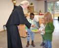 Bild: gi
Die gesammelten Spenden von den Kindern und Eltern überreichten die drei Kinder im Körbchen an Pater Ferdinand für die Kinder in Ndendule/Kongo. Der Missionar bedankte sich recht herzlich im Namen der Kinder.