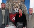 Bild: Lions Club Weiden/exb
Lions-Präsident Bastian Braun (links) und Elmar Baumer, Vorsitzender des Lions-Hilfswerks Weiden, mit Johanna Lakomski vom Malteser Hospizdienst.