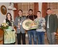 Bild: bey
Zweiter Schützenmeister Michael Vogl (2. von links) überreicht seiner Schwester Manuela den Pokal als Vereinsmeister Luftgewehr, umgekehrt erhält er von seiner Schwester die Königsscheibe Schütze Luftpistole und den Pokal Vereinsmeister Luftpistole. Markus Ludwig (Mitte) hat die Wurstkette als Vizekönig Luftpistole umgehängt bekommen, Jakob Wittmann (2. von rechts) ist Zweiter beim Schüler- und Jugendpokal ebenso wie beim Schießen auf die Schmankerlscheibe. Bürgermeister Rainer Rewitzer (rechts) gratuliert den erfolgreichen Schützen.