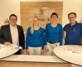 Bild: VG Wackersdorf/exb
Bürgermeister Thomas Falter (links) und leitender Arzt Stefan Roi (rechts) begrüßen Lisa Minderjahn (Zweite von links) und Zsusanna Romics (Zweite von rechts).