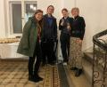 Bild: Katrin Ströbl/exb
Die Künstler Karina Küffner, Ludwig Hanisch, Anna Lena Keller sowie Vorsitzende Ulrike Roidl (von links) blicken bei der Versammlung des Fördervereins Oberpfälzer Künstlerhaus auf das vergangene Jahr zurück.