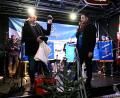 Bild: usc
Andreas Diehl und Sebastian Fuchs sorgen bei der Versteigerung für Unterhaltung auf der Bühne des Weihnachtsmarkts. Neben den beiden städtischen Bäumen kommen auch andere Sachen unter den Hammer.