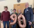 Bild: ral
Auch Zweiter Bürgermeister Andreas Altmann (links) und der Vorsitzende des Gartenbauvereins, Richard Hirmer (rechts) gratulieren Andreas Deichl (Zweiter von rechts) zum 90. Geburtstag.