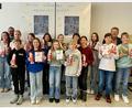 Bild: Christian Frischholz/exb
Realschuldirektor German Helgert (hinten rechts) und Konrektor Holger König (hinten links) gratulierten den besten Lesern der sieben Klassen der Jahrgangsstufe 6 an der Realschule am Tor zur Oberpfalz. Als Schulsiegerin darf Sophia Korecky (vorne, Dritte von links) ihre Schule nunmehr beim Regionalentscheid vertreten.