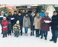 Bild: wro
Über Spenden von je 100 Euro freuten sich Vertreterinnen und Kinder der Wiesauer Kindergärten. Übergeben wurden die Zuwendungen von Novembertrain-Vorsitzendem Benjamin Mayer (rechts) und Vorstandsmitglied Andreas Brandl (Dritter von rechts).