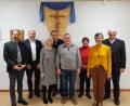 Bild: Hans Kiesl/exb
Die neue Vorstandschaft des Krankenpflegevereins Teunz mit (von links) Referenten Dr. Alexander Ried und zweitem Bürgermeister Robert Hechtl: Schriftführerin Ernestine Kleber, erster Vorsitzender Peter Völkl, Kassiererin Elfriede Krone, Kassenprüferin Paula Kiesl und zweiter Vorsitzender Pfarrer Herbert Rösl.
