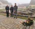 Bild: hzi
Erster und Dritter Bürgermeister mit MGR bei der Kranzniederlegung.