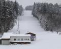 Bild: dob
So sieht es aktuell auf dem Skihang am Fahrenberg aus. Das Gelände präsentiert sich zwar tief verschneit, doch der Boden ist noch zu warm.