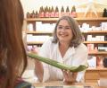 Bild: Gabi Schönberger
Seit 30 Jahren berät Annegret Panzer Kunden in ihrem Laden in der Weidener Altstadt - und gereicht schon mal ein Aloe-Vera-Blatt.
