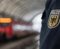 Symbolbild: Bundespolizei
In einem Nachtzug ist eine Zugbegleiterin von einem Mann betatscht worden. Die Bundespolizei nahm den 40-Jährigen daraufhin vorläufig fest.