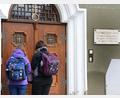 Archivbild: Petra Hartl
Die Situation an der Eingangstür der Dr.-Johanna-Decker-Schule ist als Lücke im Sicherheitssystem erkannt worden. Deshalb gibt es hier jetzt eine neue Vorgehensweise.