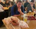 Bild: Klaus Schuller/exb
Eine Vielzahl an Preisen gab es auch bei der jüngsten Ausgabe des Taubenmarkts in Mitterteich zu gewinnen. Im Bild einer der Gewinner mit seiner Ausbeute.