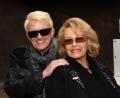 Bild: Horst Ossinger/dpa
Der Volkssänger Heino und seine Frau Hannelore stehen im Ruhr Museum/Unesco-Welterbe Zollverein bei der Eröffnung einer Ausstellung (2018).