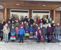Bild: Wasserwacht Kemnath/exb
Zum Gruppenbild stellten sich die Mädchen und Buben vor der Abfahrt am Hallenbad Kemnath auf.