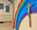 Symbolbild: Gabi Schönberger
Das Kreuz als Symbol des christlichen Glaubens hängt im Kindergarten St. Martin in Neustadt/WN ganz selbstverständlich an der Wand.
