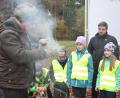 Bild: Steffi Igl / FFW Rieden
Gleich brennt der Zunder: Naturpark-Ranger Christian Rudolf erklärt dem Riedener Feuerwehrnachwuchs das Feuermachen mit Naturmaterial.