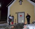Bild: gi
Die erste Adventstür der Pfarrei wurde an der Kapelle in Ödpielmannsberg geöffnet.