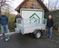 Bild: adj
Den neuen Anhänger präsentierten Gerrit Kreuzer (Künstler der Garagentorgrafik und Kassier), Manuel Gössl (1. Vorstand), Klaus Leipold (Gerätewart) vor der mit neuen Logo gestalteten Garage.