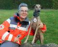 Bild: exb/Melanie Dirscherl
Windhund Hannes und Besitzerin Stephanie Schüler sind bei der BRK-Rettungshundestaffel Weiden ein eingespieltes Team.
